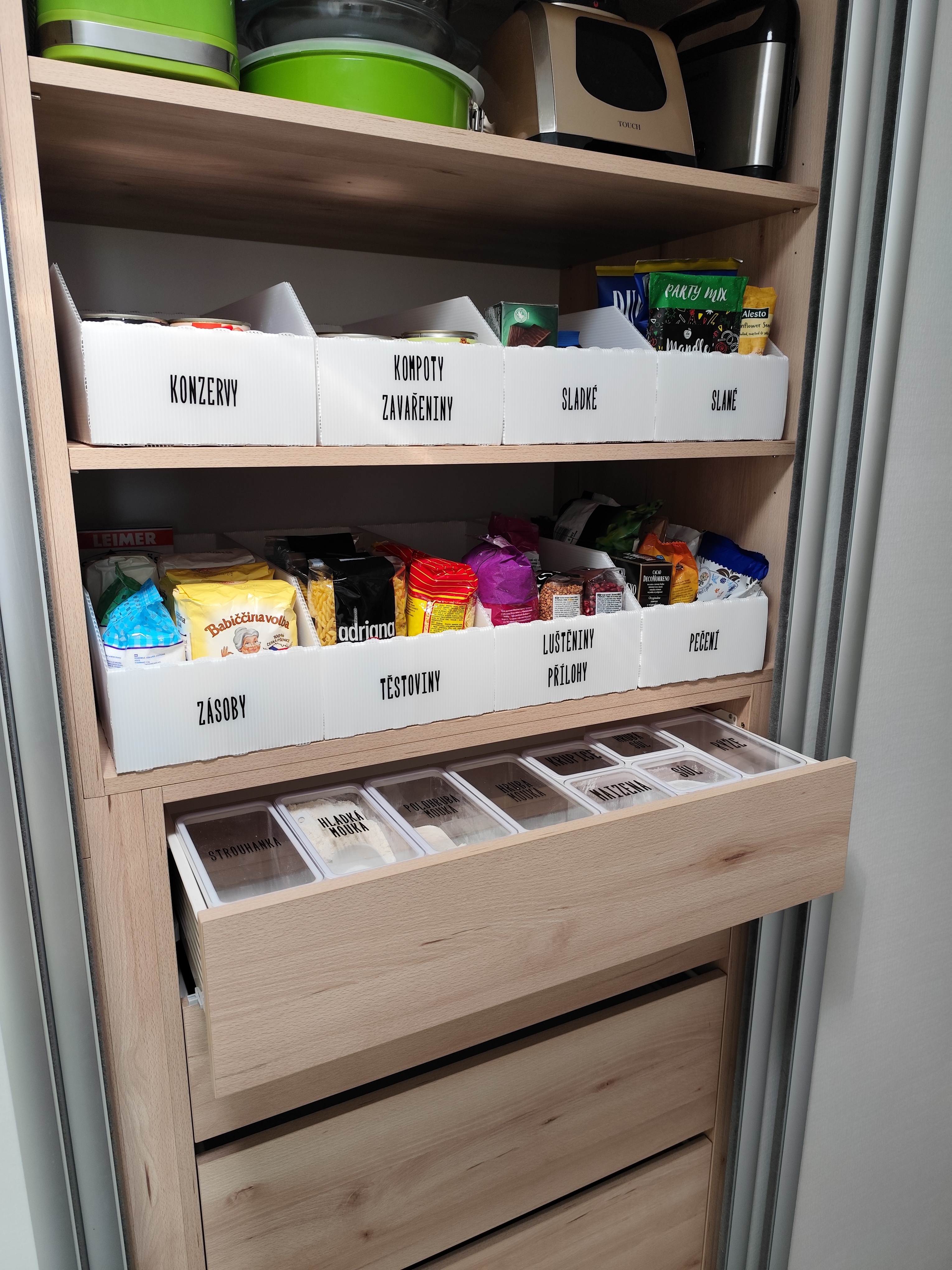 Přehledně označené úložné boxy a organizéry